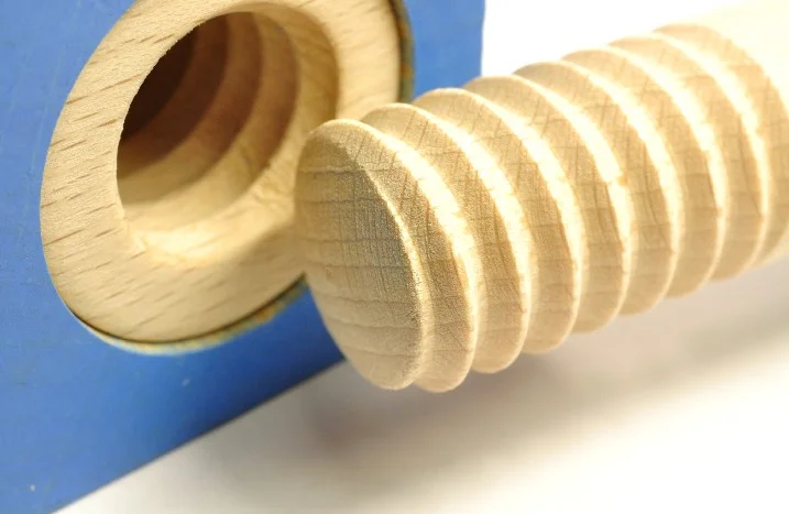 Holzschraube in Holz gedreht